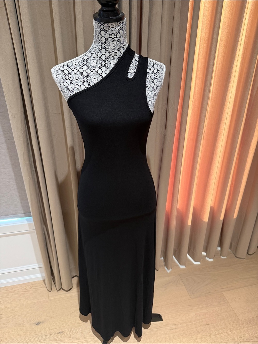 Commense Black One-Shoulder Cutout Evening Gown